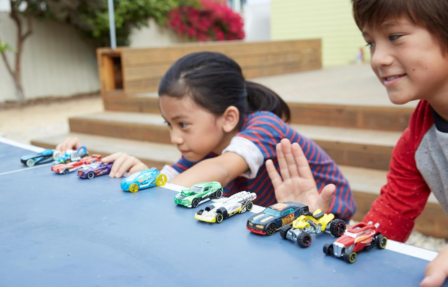 Hot Wheels Lot De 5 Voitures, Courses Extrêmes, Véhicules Jouets À L'Échelle 1:64 avec Détails Et Décors Réalistes, Voitures De Collection, Jouet pour Enfant de 3 Ans et Plus, 1806