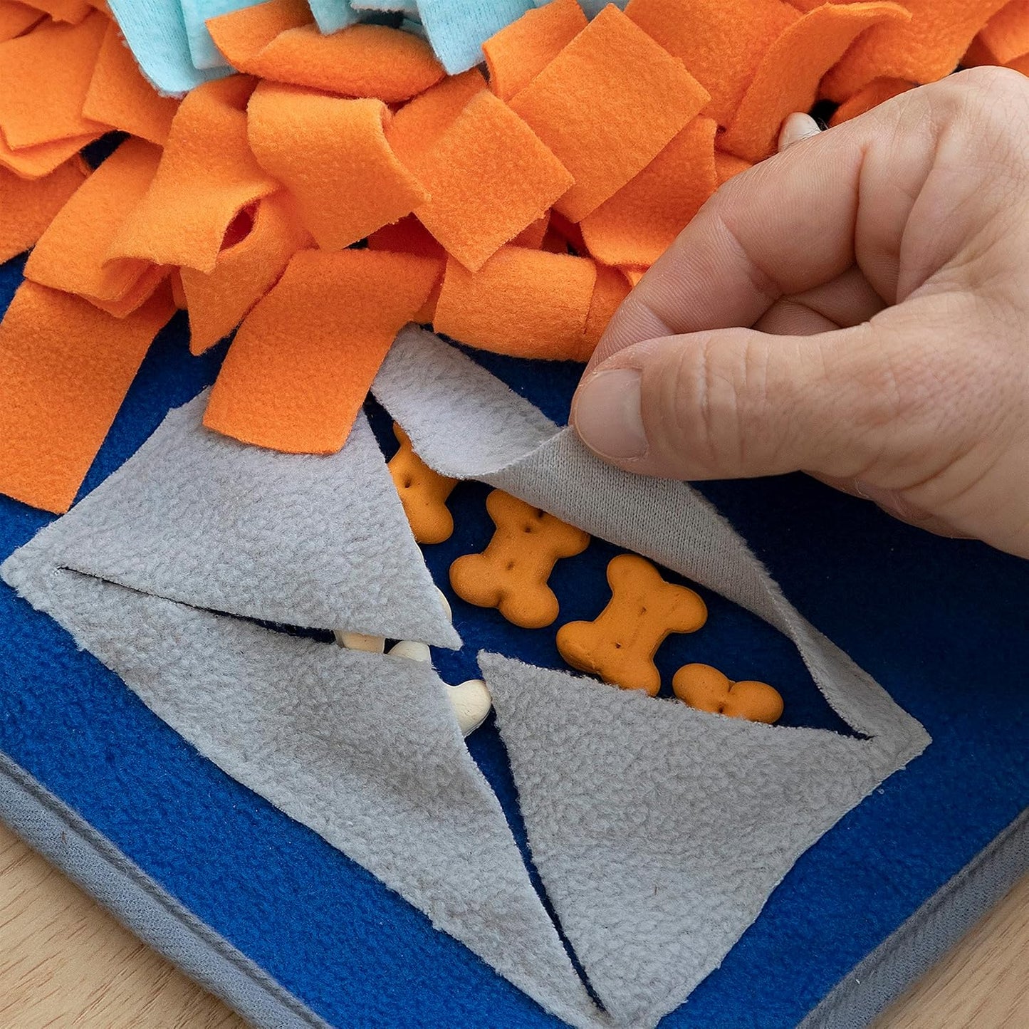 InnovaGoods® Tapis olfactif pour animaux Fooland, stimule l'odorat de votre animal et le garde occupé, avec 3 compartiments pour remplir de friandises ou de snacks, idéal pour les chiens et les chats.
