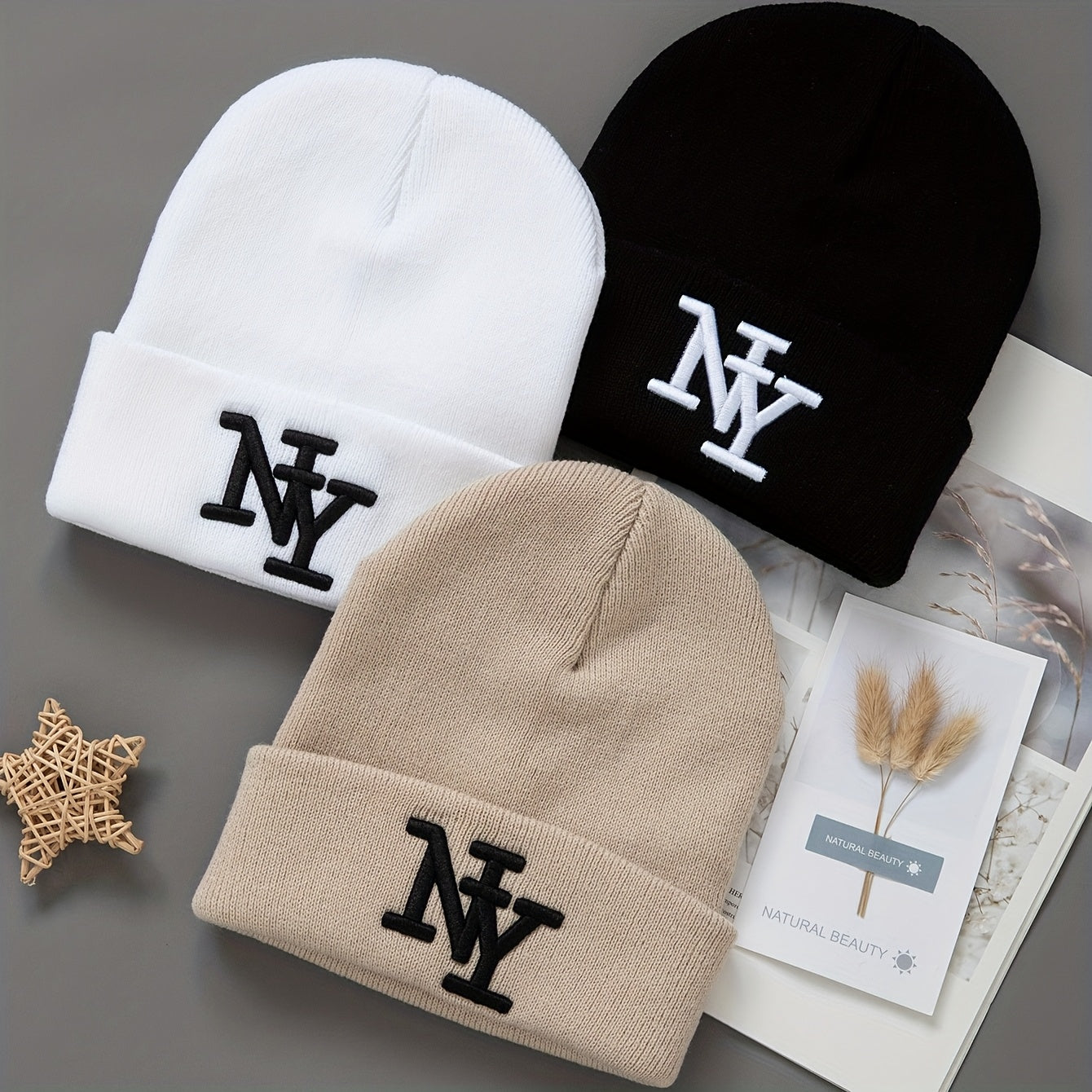 Pack de 3 Bonnets Hiver Unisex NY Tricotés Chauds Logo Brodé Pour Style Urbain Confort by LSDLBoutique.ch