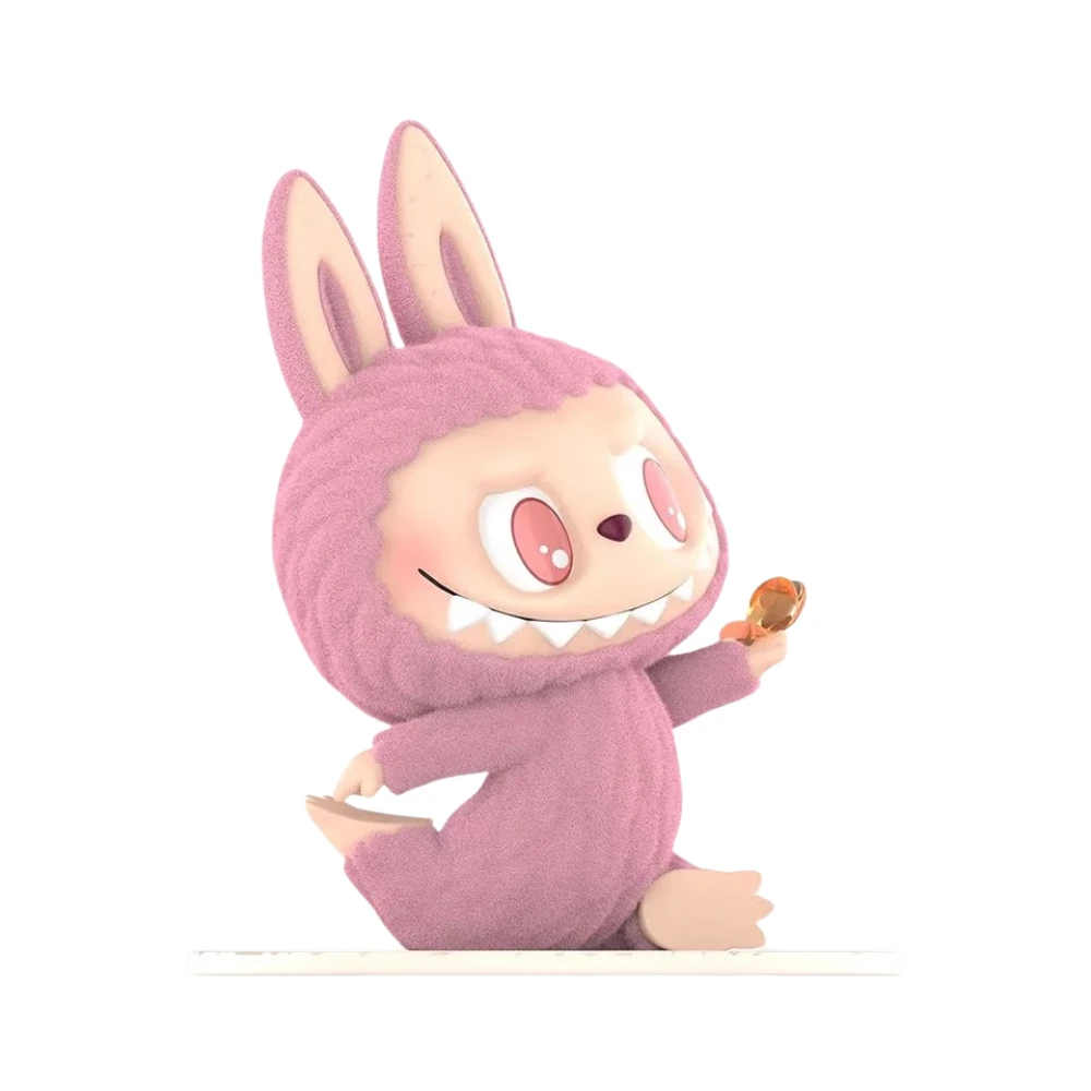 Figurine Labubu THE MONSTERS Lazy Yoga rose, en pose zen, tenant une friandise orange.