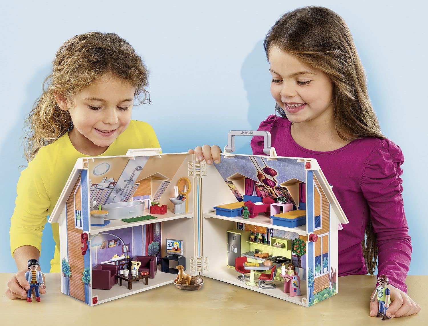 Playmobil 70985 Maison transportable - Dollhouse - avec Trois Personnages, Salle de Bains, Chambre, Salon et Cuisine - Tout équipée - La Maison Traditionnelle - s'ouvre s'emporte Partout - Dès 5 Ans
