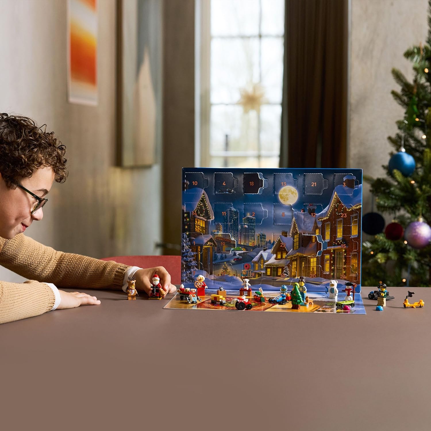 LEGO City Le Calendrier de l'Avent 2025 - Jeu pour Garçon ou Fille dès 5 Ans - Compte à Rebours Avant Noël avec 24 Surprises Dont Un Train, Une Voiture, Un Tracteur & 7 Minifigurines - Cadeau 60475