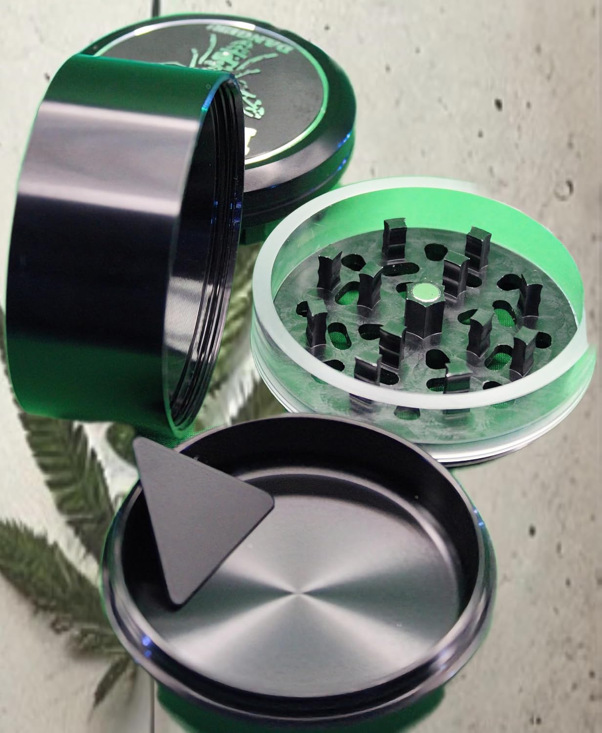 HORNET Grinder Métal “Danger!” – Broyeur d’Herbes 3 Parties avec Couvercle Aimanté – Compact et Robuste – Plusieurs Coloris (Noir)