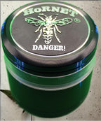 HORNET Grinder Métal “Danger!” – Broyeur d’Herbes 3 Parties avec Couvercle Aimanté – Compact et Robuste – Plusieurs Coloris (Noir)