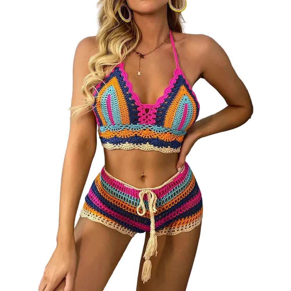 Bikini crochet rayé multicolore Valorine par Les Secrets de Léa, haut triangle à liens et shorts à cordon.