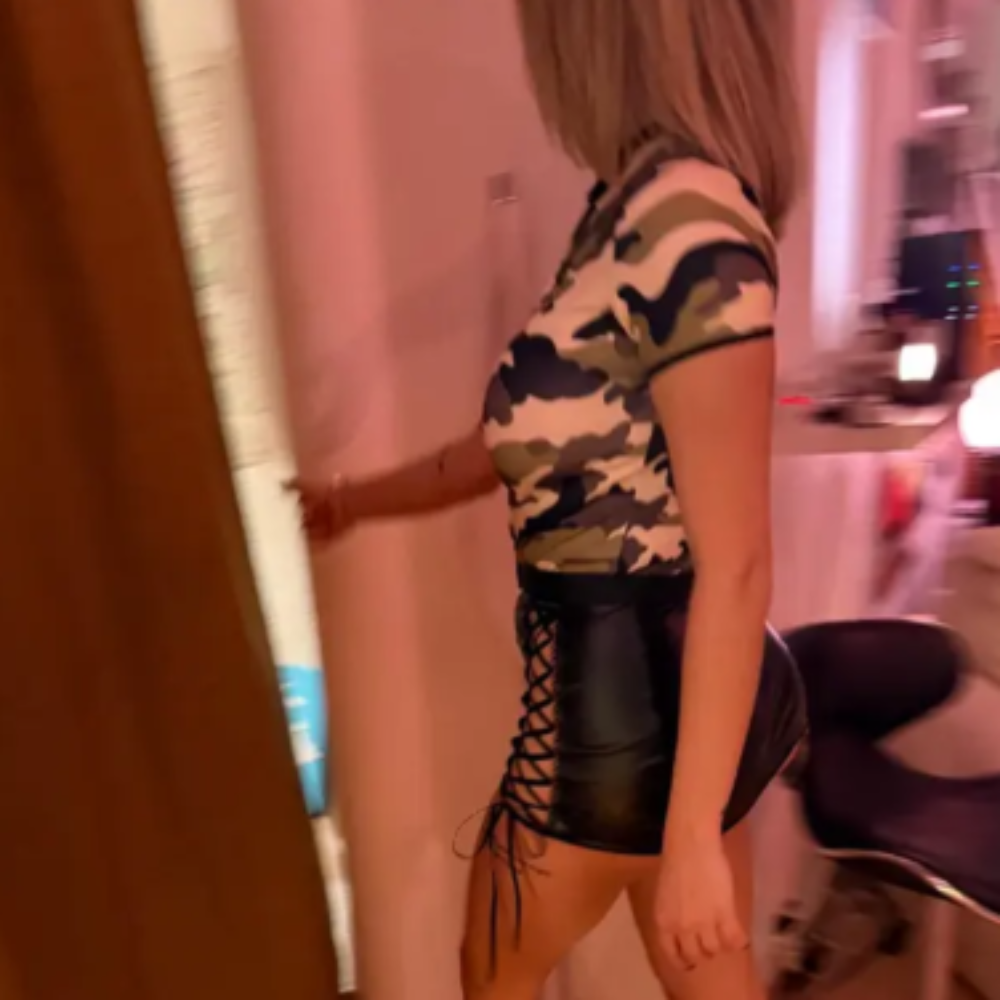 Lara Ensemble Camouflage Avec Haut Imprimé et Jupe En Simili Cuir Noir Pour Un Look Audacieux et Contemporain by Les Secrets de Léa