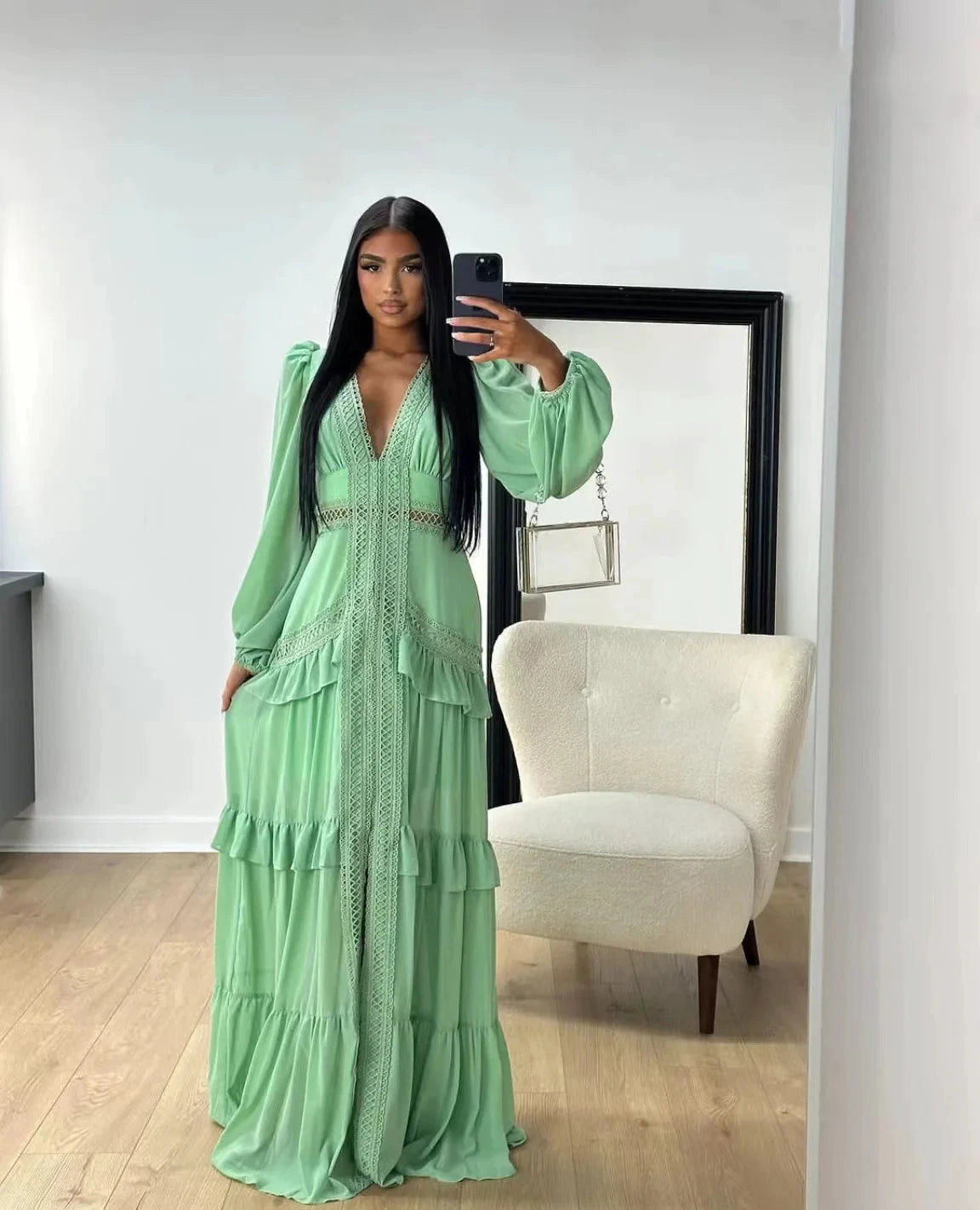 Robe longue ajourée col V taille empire manches lanternes