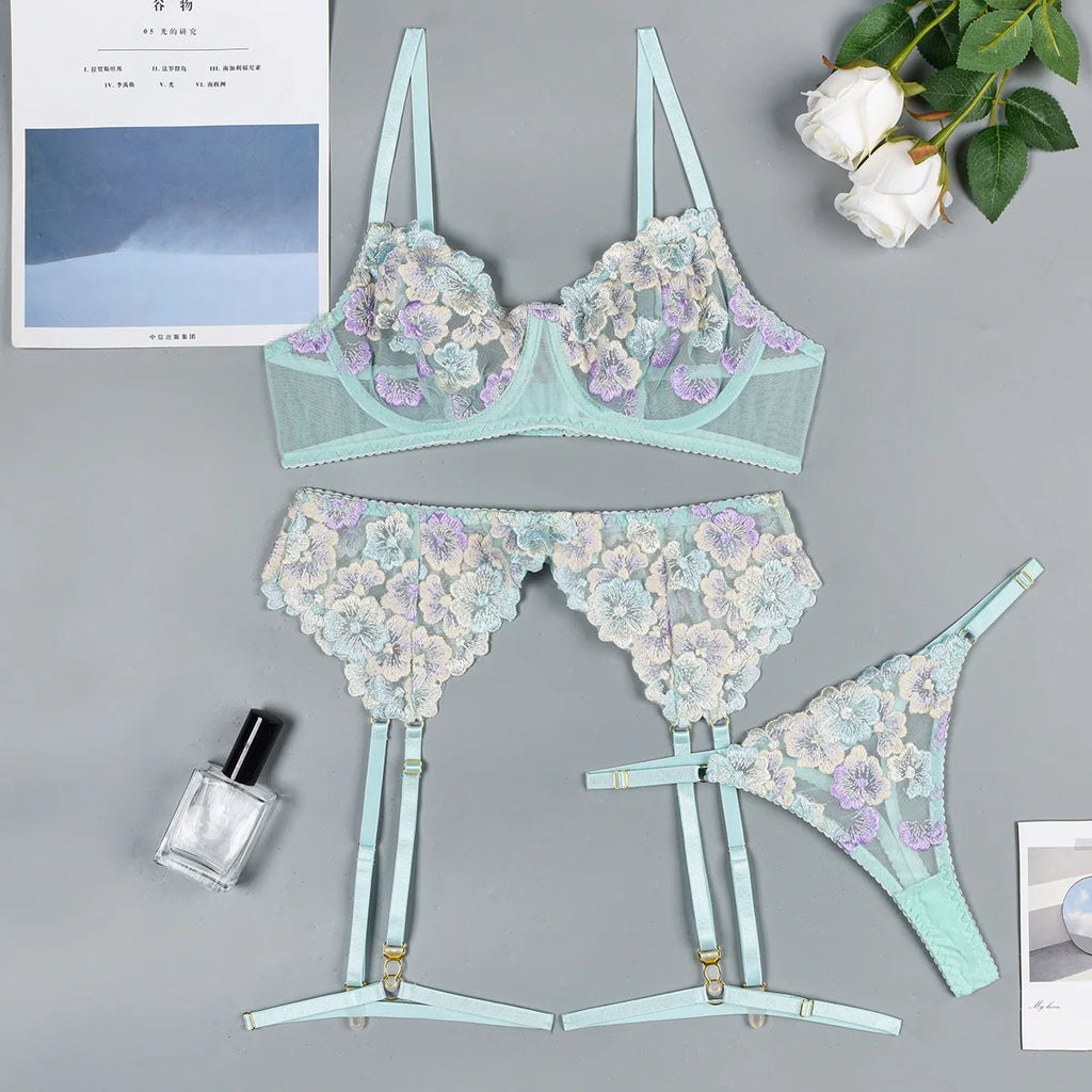 Ensemble dentelle fleurie – Soutien-gorge, string & jarretelles