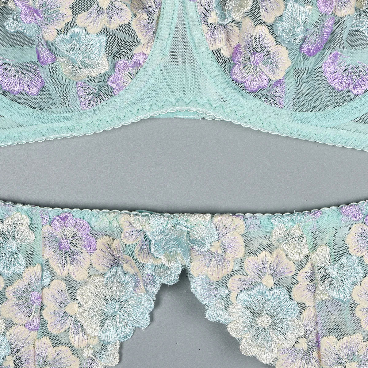 Ensemble dentelle fleurie – Soutien-gorge, string & jarretelles