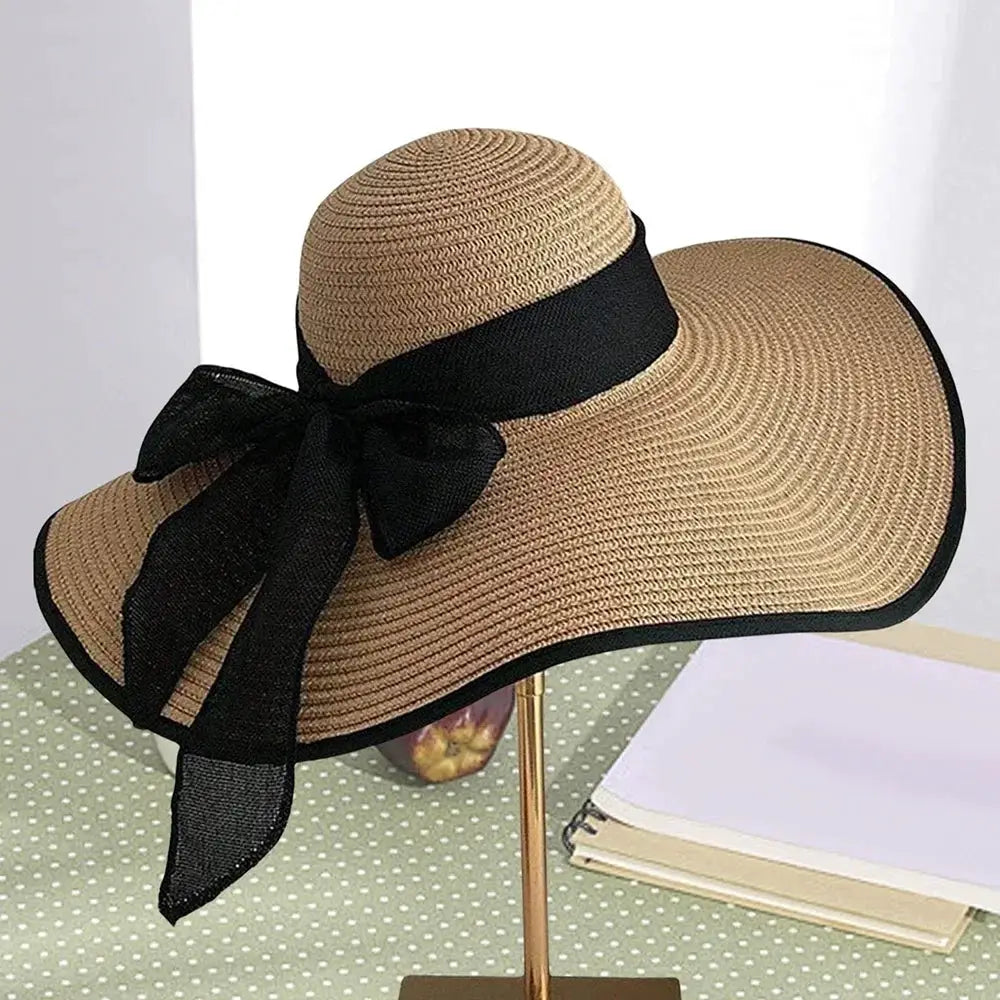 Chapeau de plage en paille à grand bord beige avec bande noire et nœud décoratif