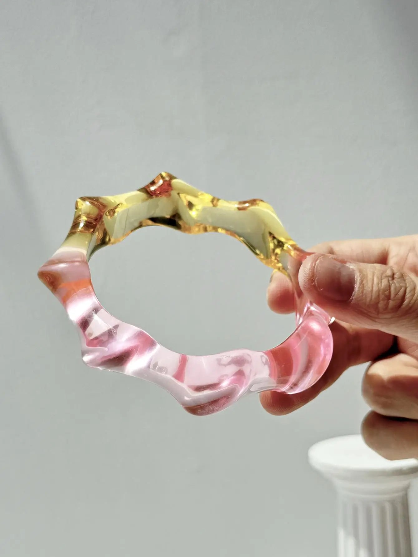Bracelet en résine géométrique – Motifs transparents et brillants – Collection été