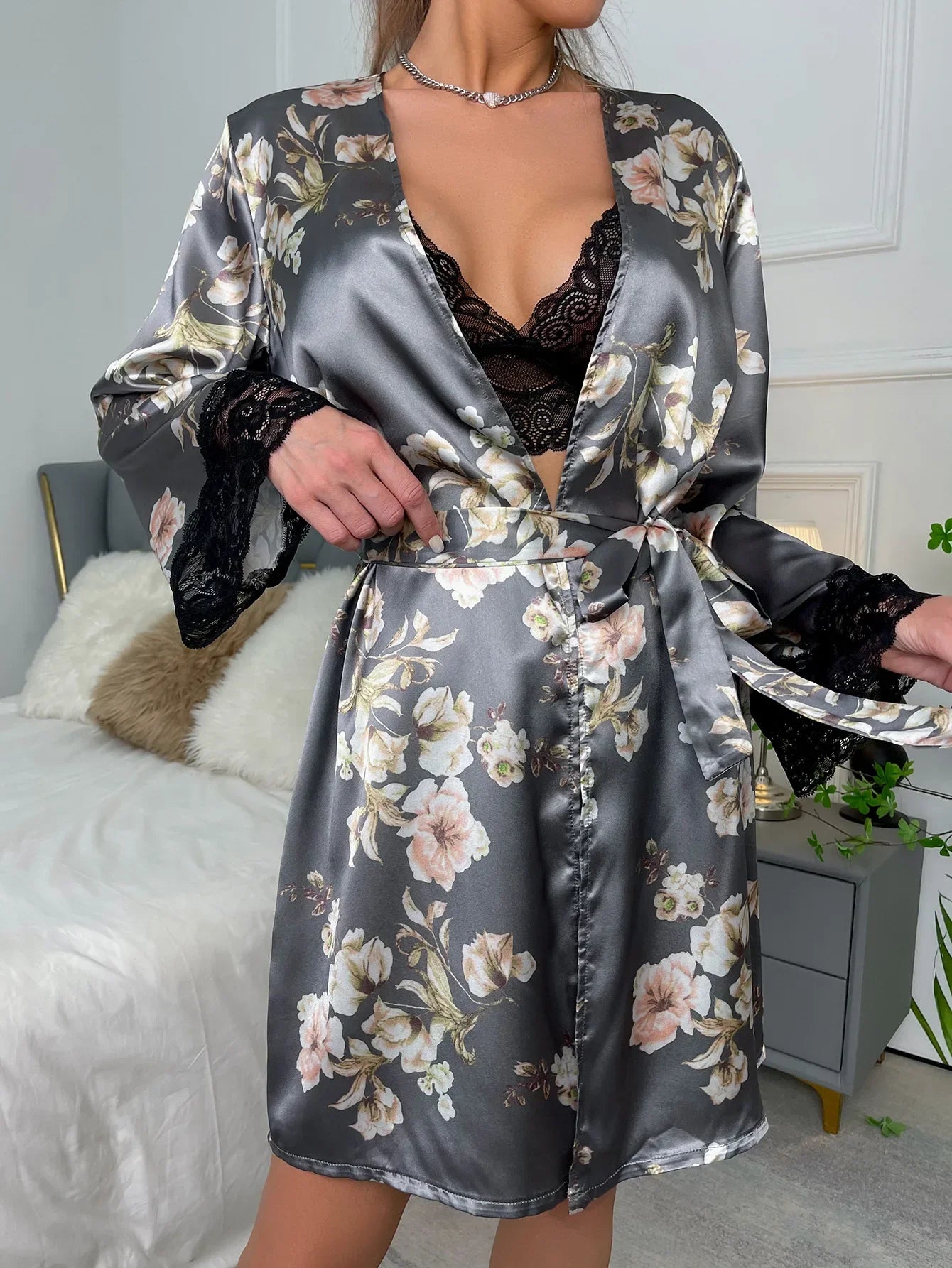 Les Secrets de Léa Robe Satin Dentelle Imprimé Floral Ceinture