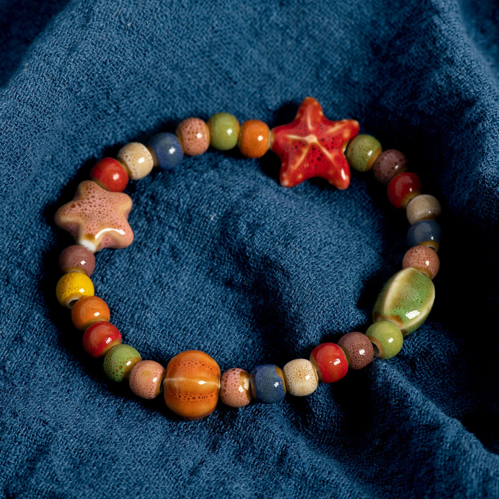 Bracelet de perles en céramique – Motifs étoile de mer et coquillage – Boho Plage