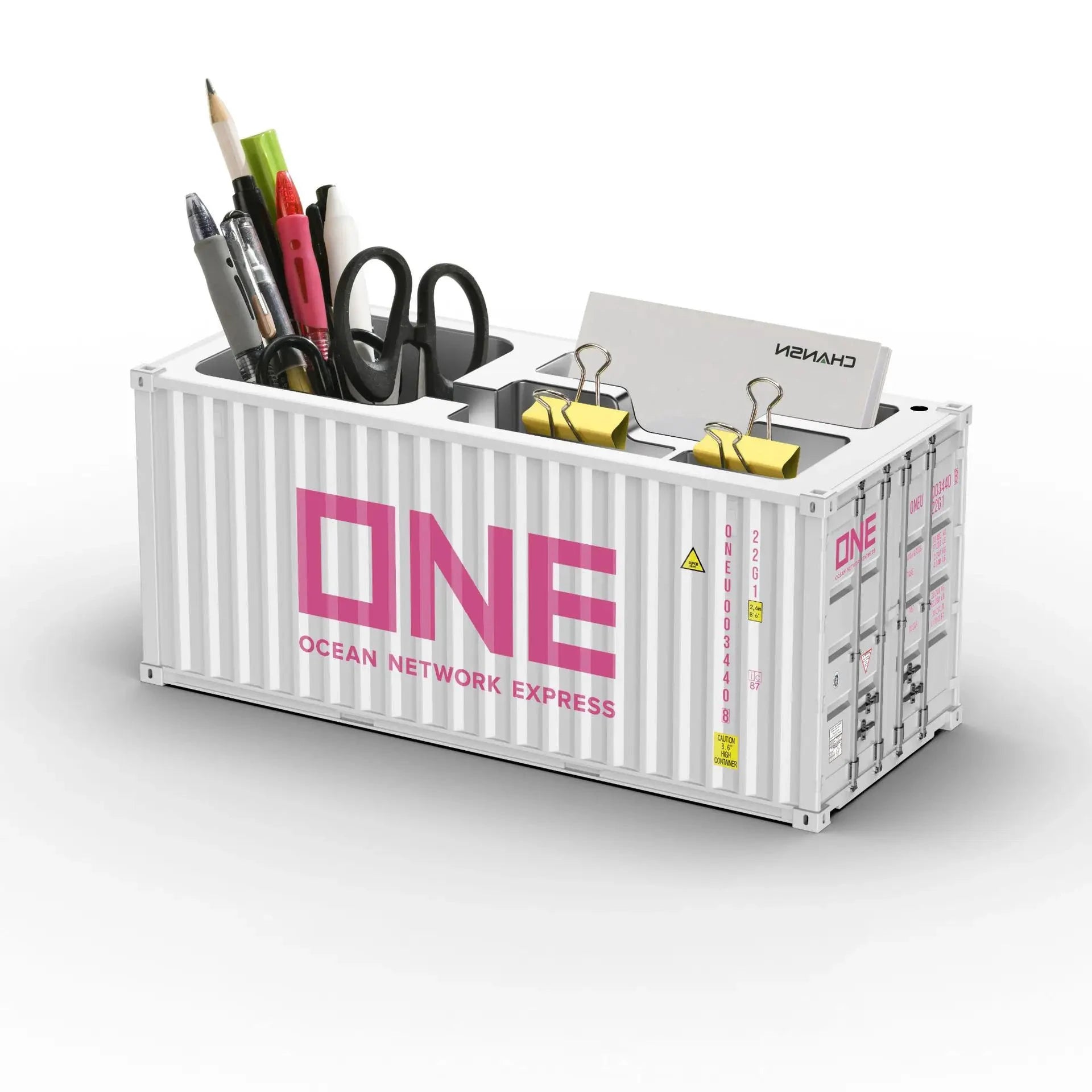Porte-stylo en conteneur maritime blanc avec logo ONE rose, organise stylos, ciseaux et trombones.