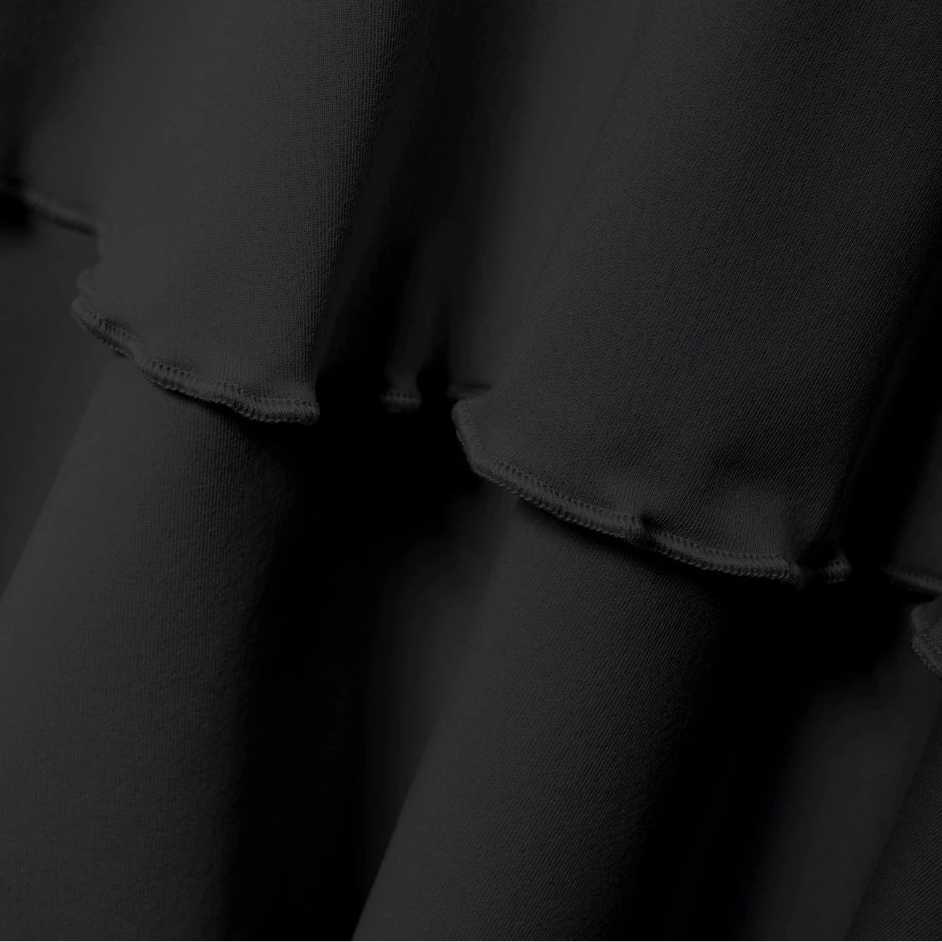 Jupe courte évasée à taille haute noire en tissu fluide avec volants