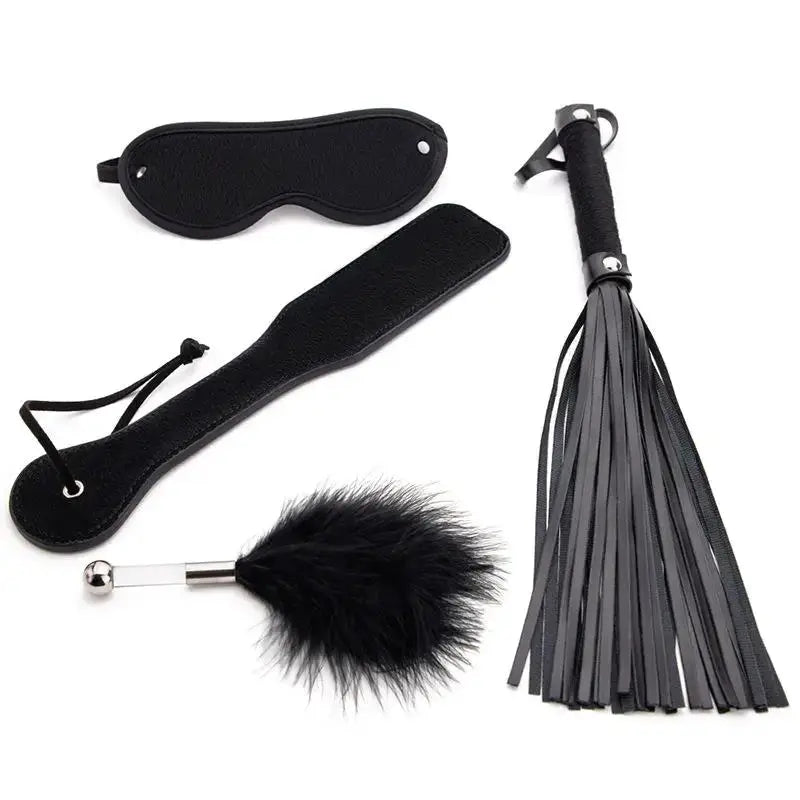 Ensemble bondage 4 pièces – Fouet, masque, plume et accessoires
