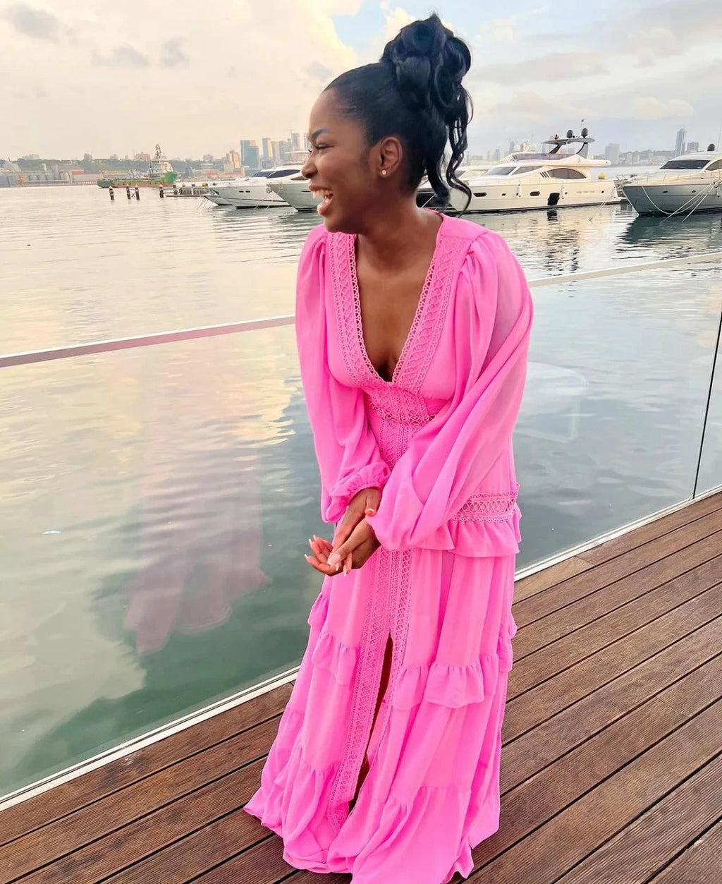 Robe longue ajourée col V taille empire manches lanternes