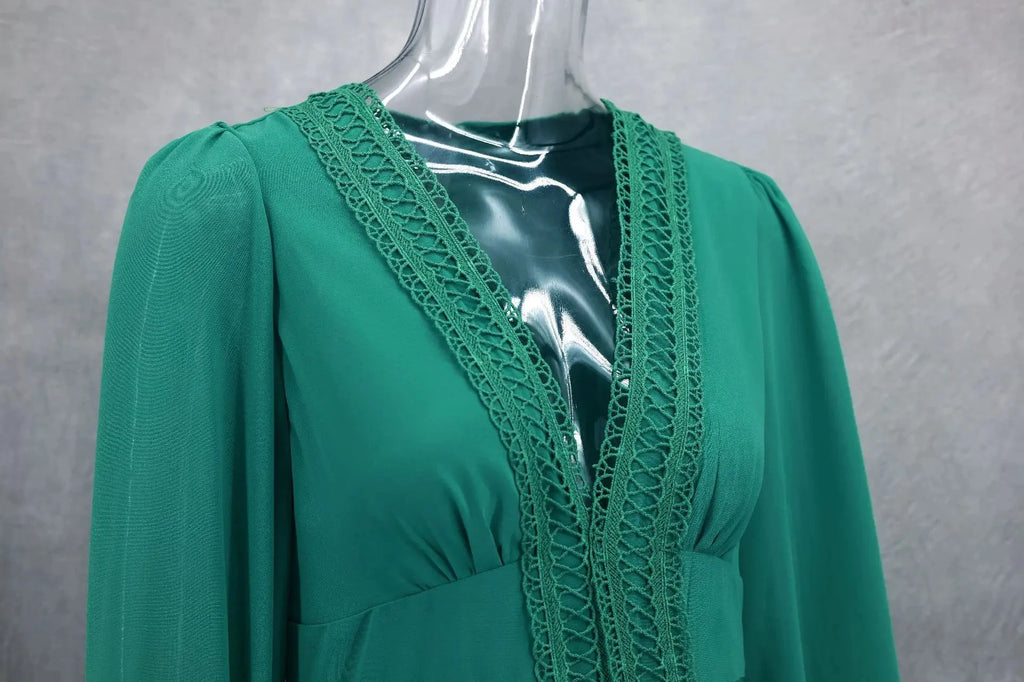 Robe longue ajourée col V taille empire manches lanternes