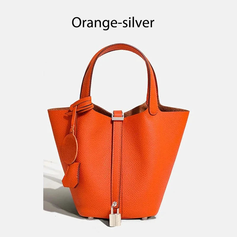 Sac à main seau en cuir véritable orange Mendy, bucket bag avec poignées et cadenas argenté