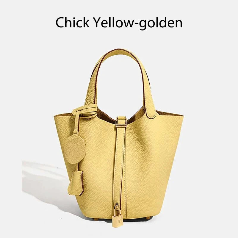 Sac à main seau Mendy en cuir véritable jaune, bucket bag avec anses et accessoire attaché