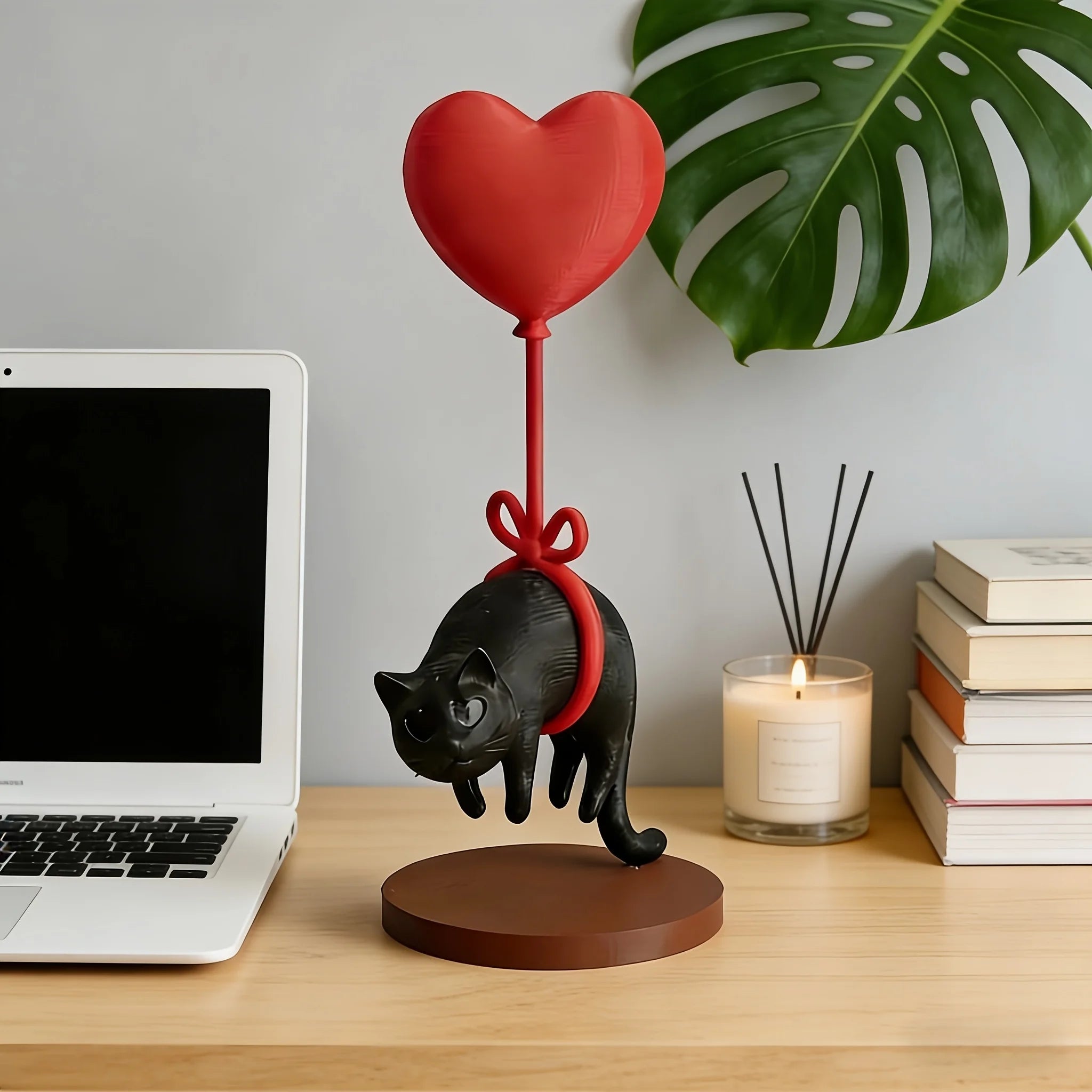 Figurine chat flottant avec ballon coeur – Décoration romantique de bureau et maison
