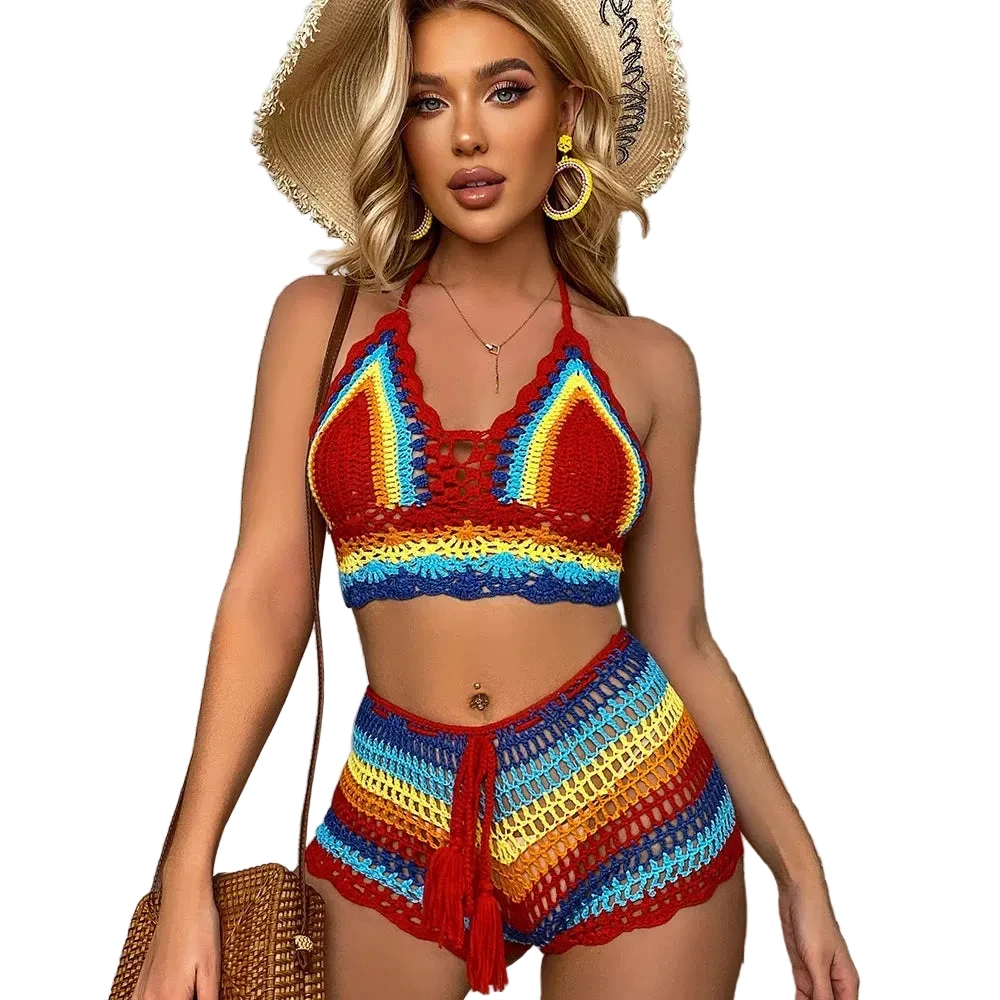 Bikini crochet rayé multicolore Valorine, Les Secrets de Léa; haut triangle et bas taille haute avec liens rouges.