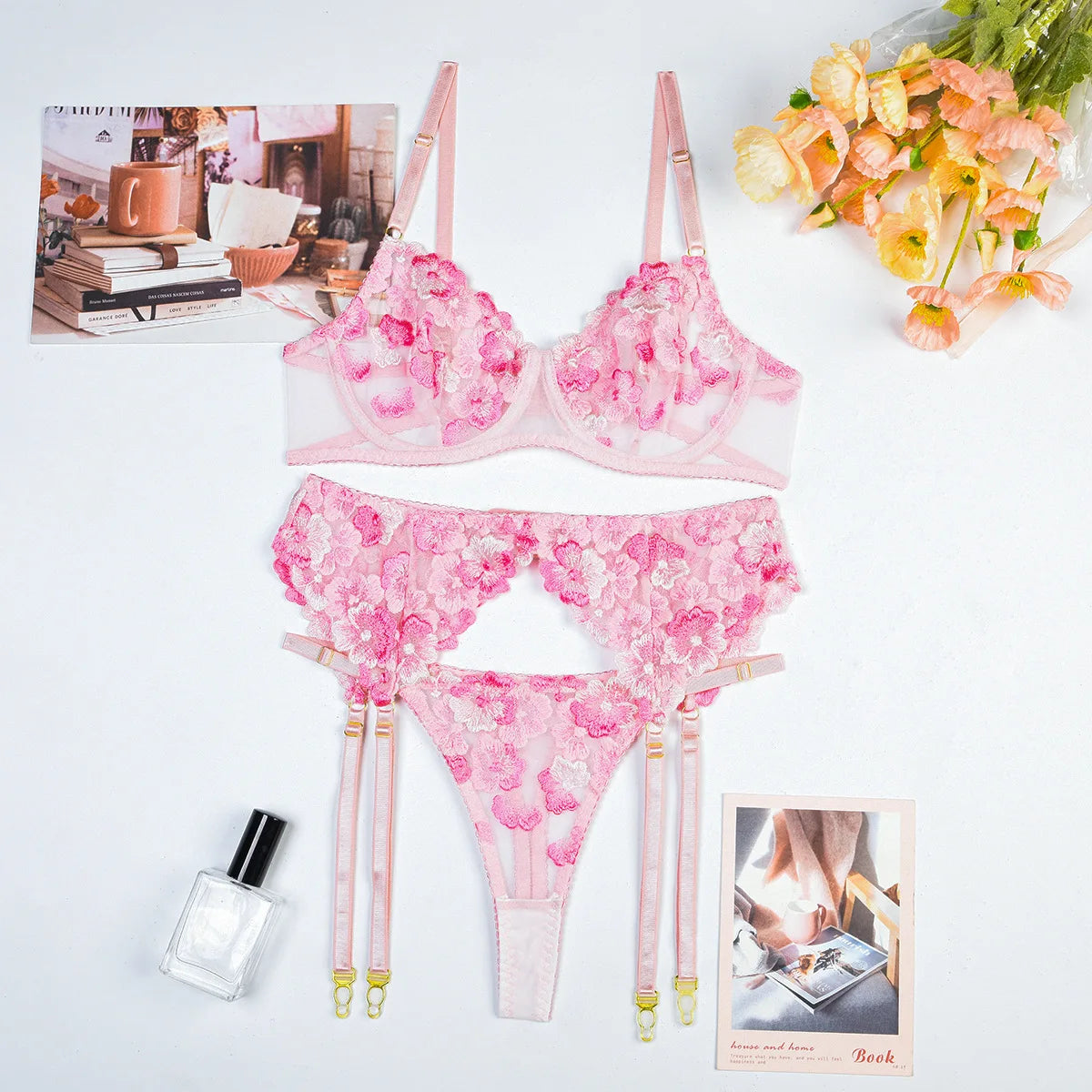Ensemble dentelle fleurie – Soutien-gorge, string & jarretelles