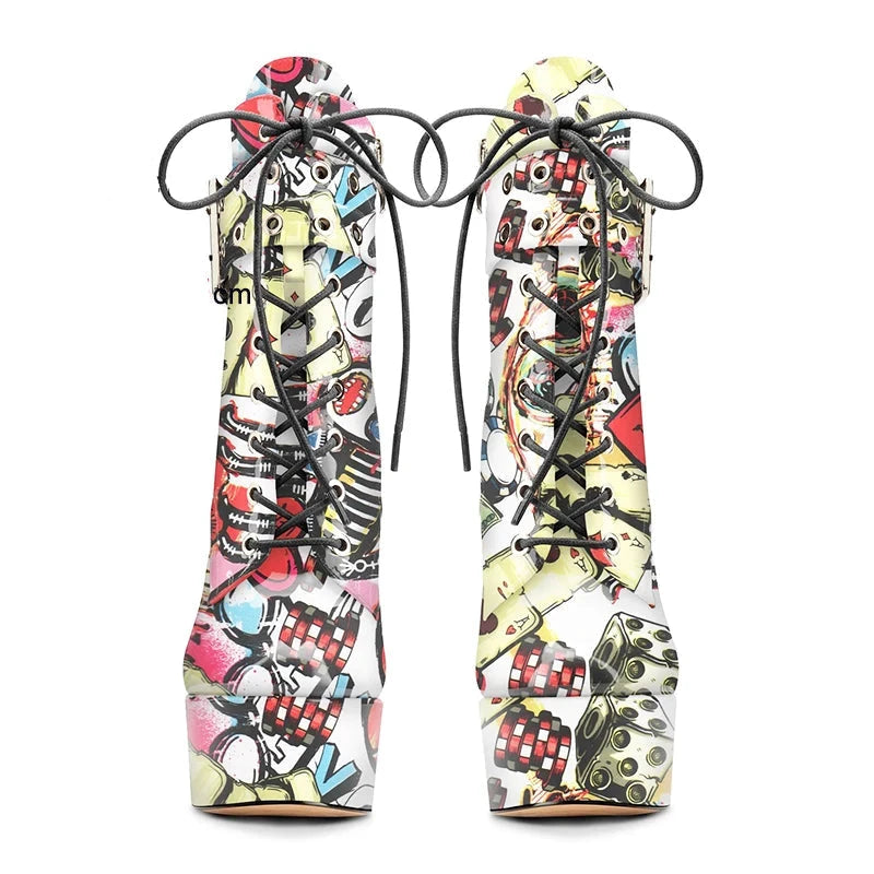 Bottines vernies LSDLBoutique à talon aiguille et plateforme, imprimé graffiti multicolore, lacets noirs (2 bottines)