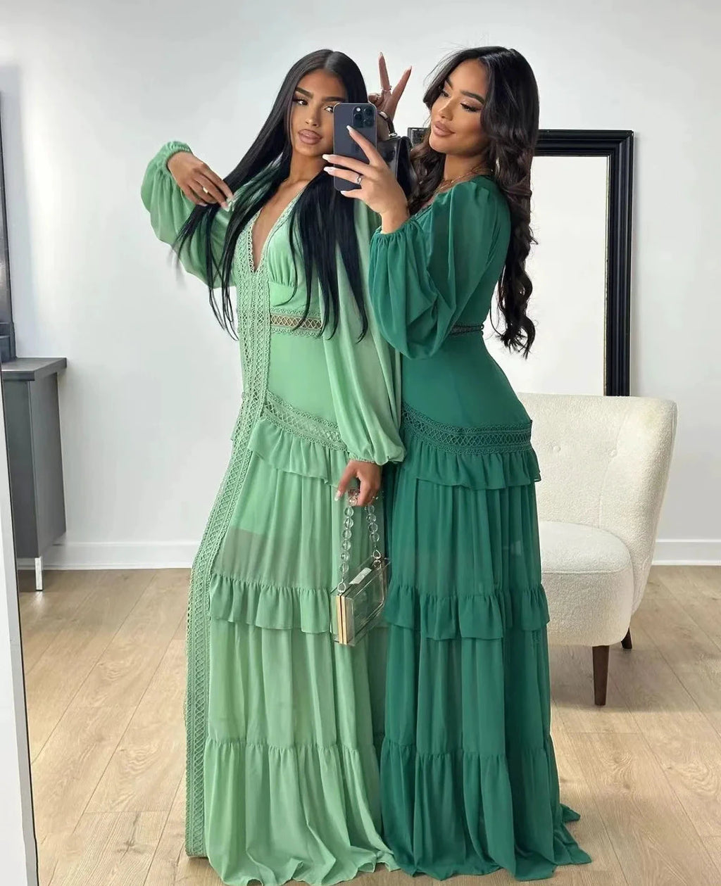 Robe longue ajourée col V taille empire manches lanternes