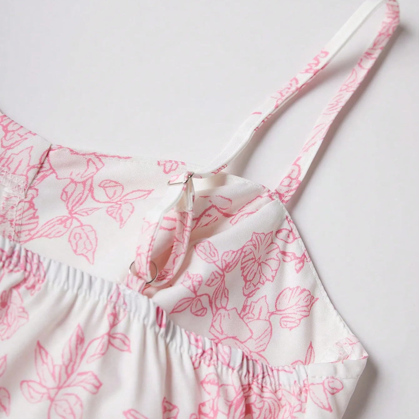 Robe longue florale à bretelles spaghetti et coupe évasée – Modèle Rose