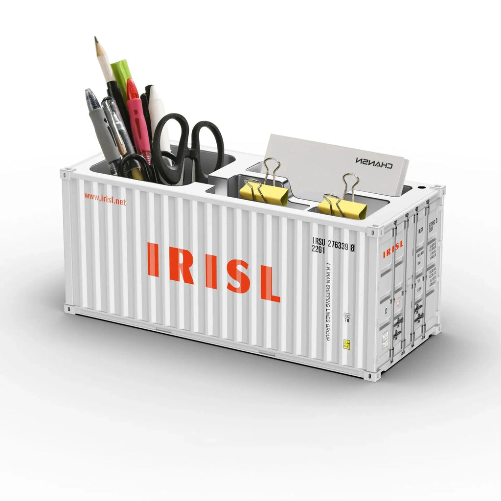 Organisateur bureau porte-stylos conteneur maritime blanc avec logo IRISL orange et compartiments pour stylos, ciseaux et trombones.