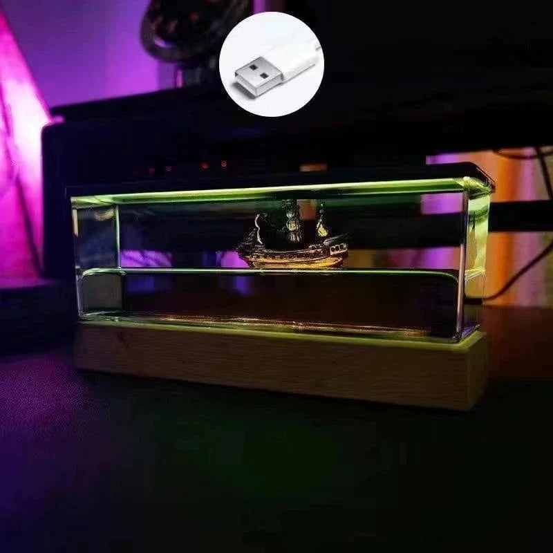 Décoration bateau Going Merry en liquide, figurine MINISO dans caisson transparent en acrylique sur socle bois.