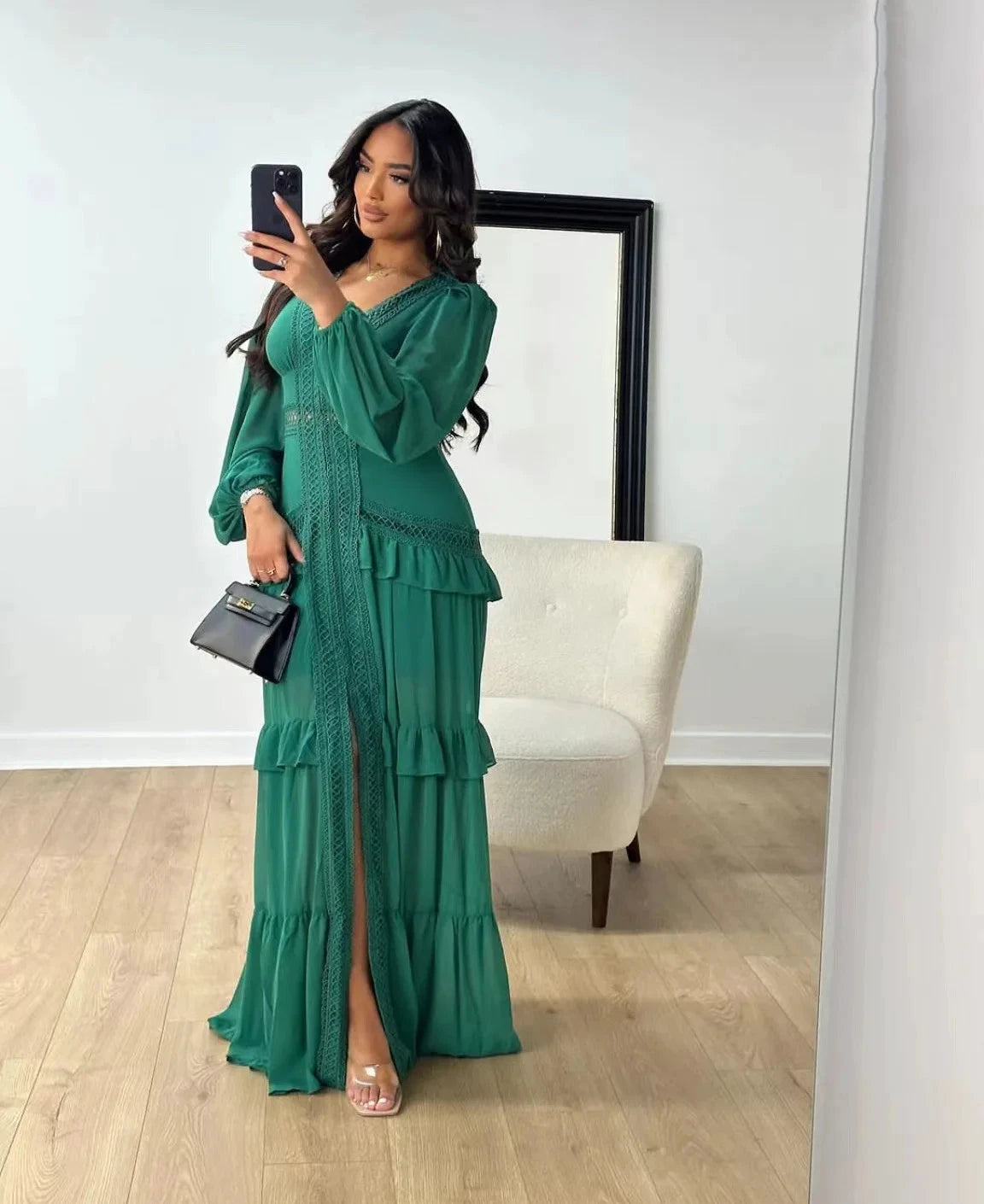 Robe longue ajourée col V taille empire manches lanternes