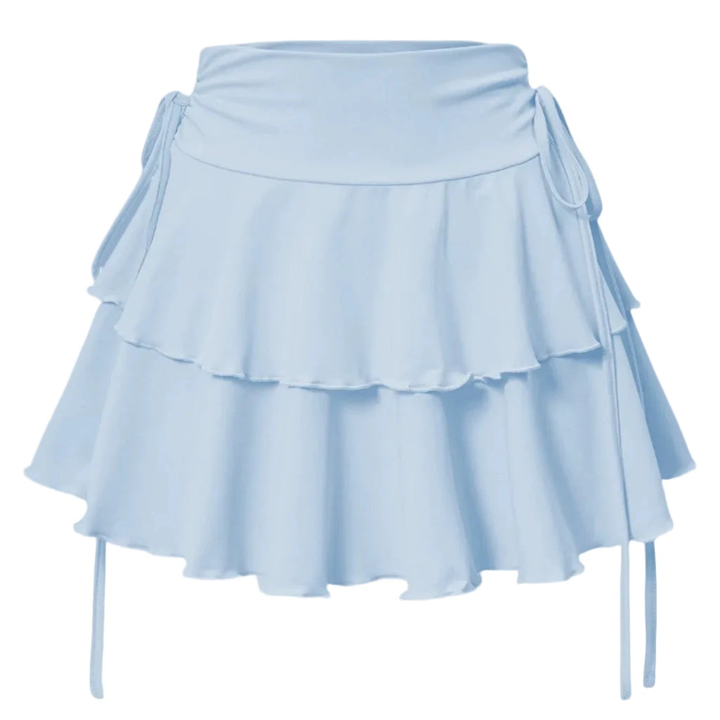 Jupe courte évasée à taille haute Cherry Aka bleu ciel avec volants en couches et liens latéraux.