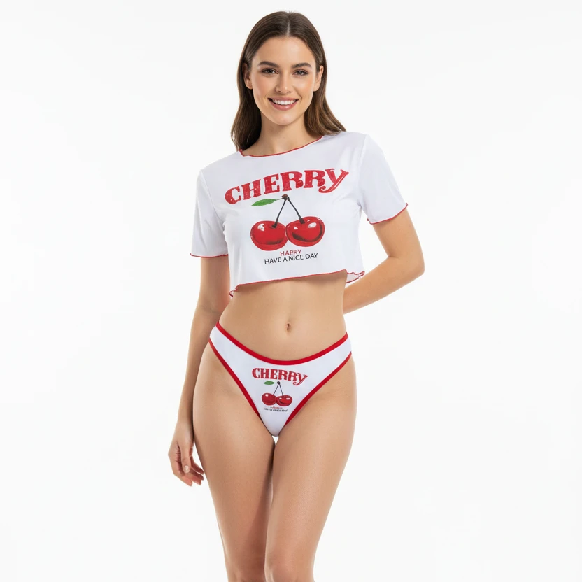 Bikini trois pièces Cerise LSDLBoutique, crop top blanc imprimé cerises et bas bikini haute-cut à bord rouge