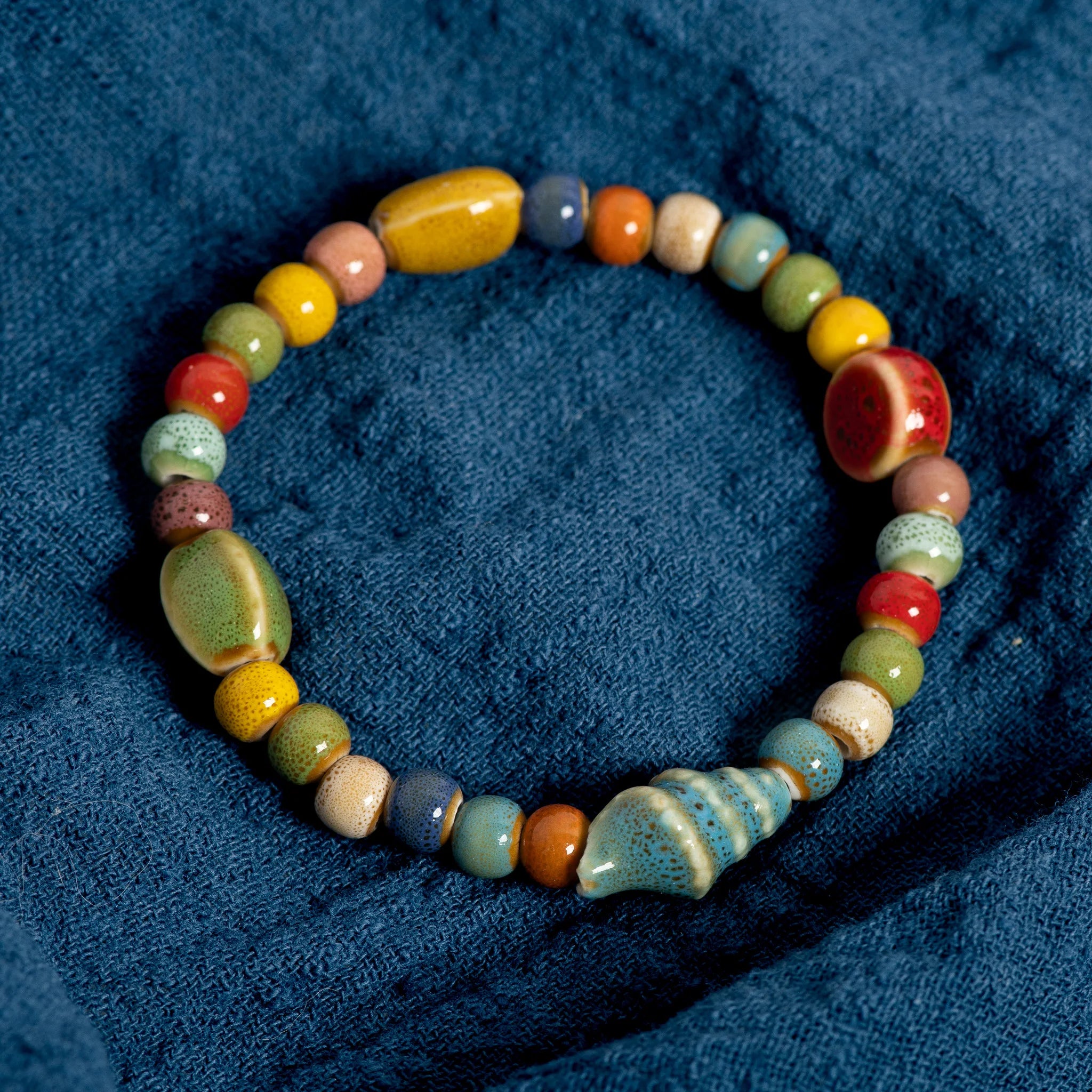 Bracelet de perles en céramique – Motifs étoile de mer et coquillage – Boho Plage