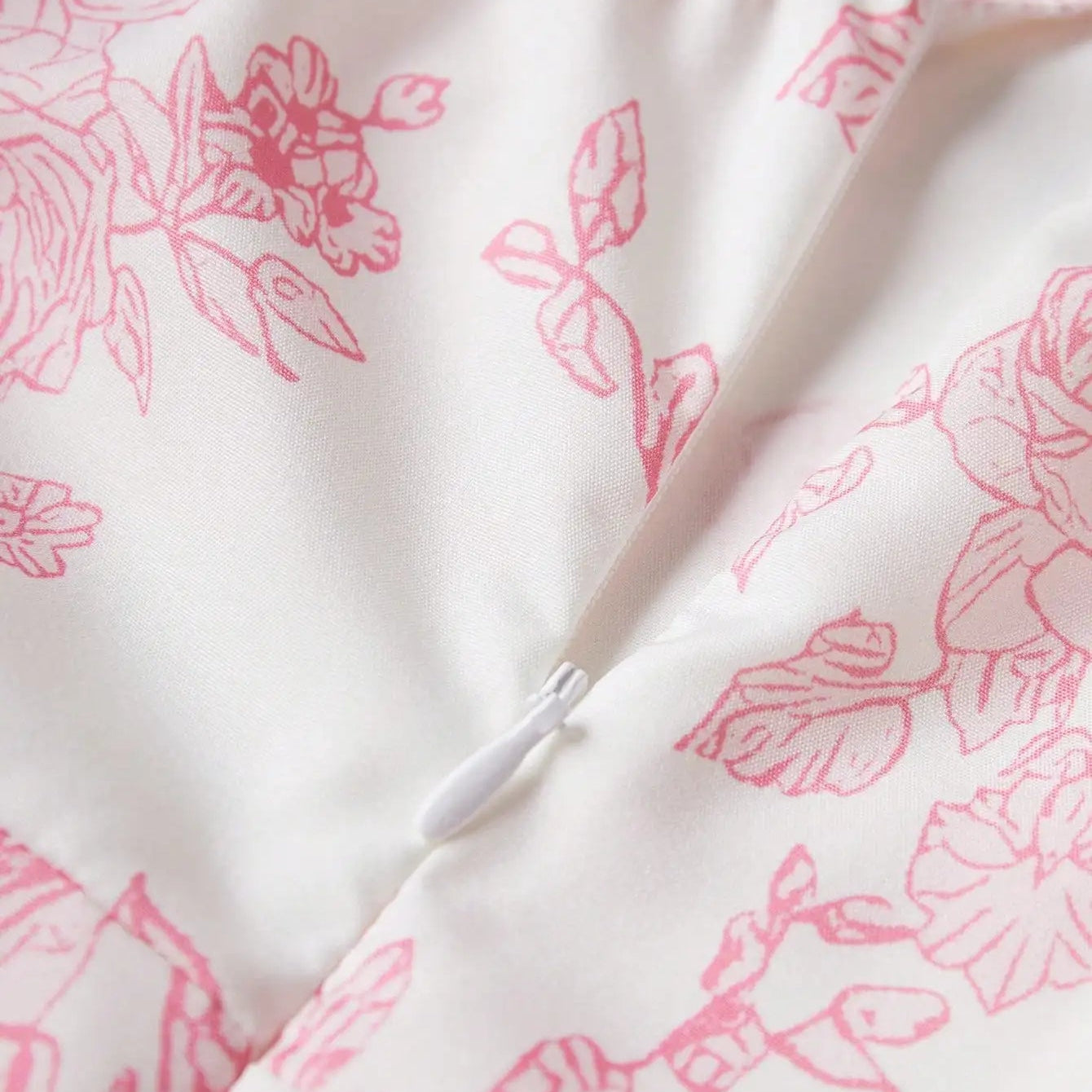 Robe longue florale à bretelles spaghetti et coupe évasée – Modèle Rose