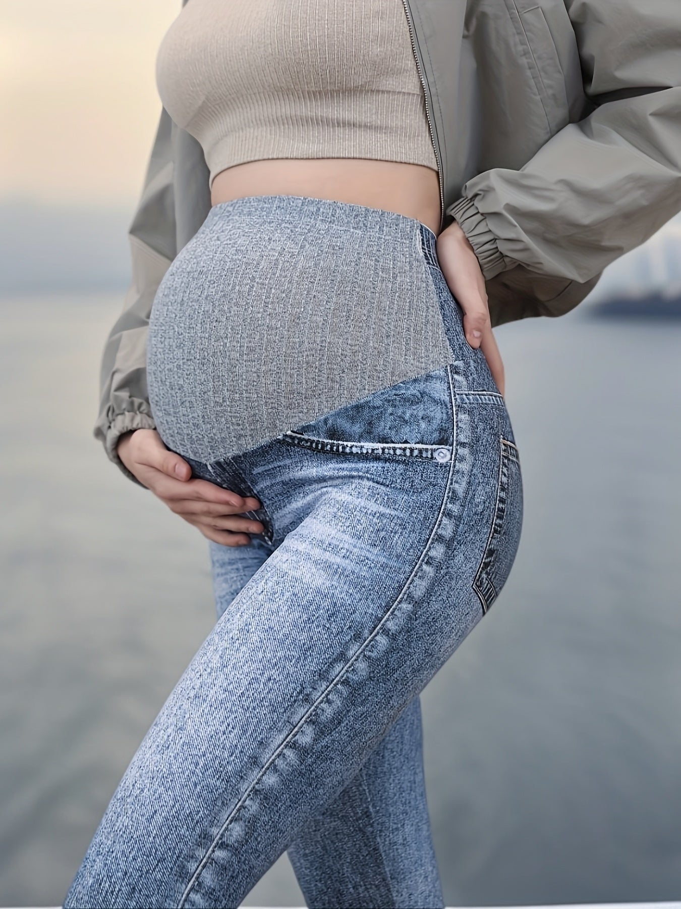 Pantalon Grossesse Faux Denim Skinny Taille Haute Confort Stretch Imprimé Floral Discret Printemps Été Automne by LSDLBoutique.ch