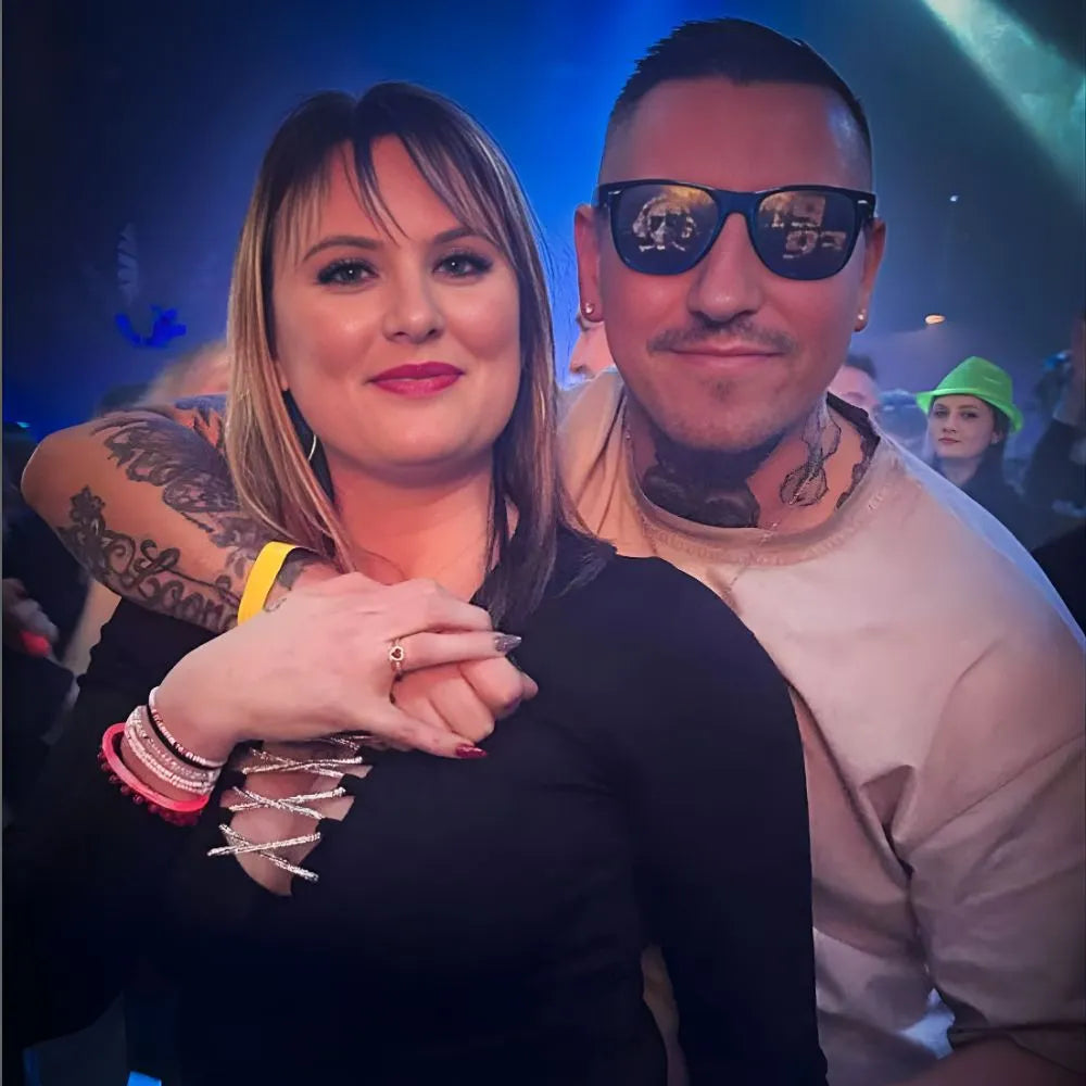 Loove Désir avec son partenaire lors d’un événement en soirée, moment de complicité et de partage.