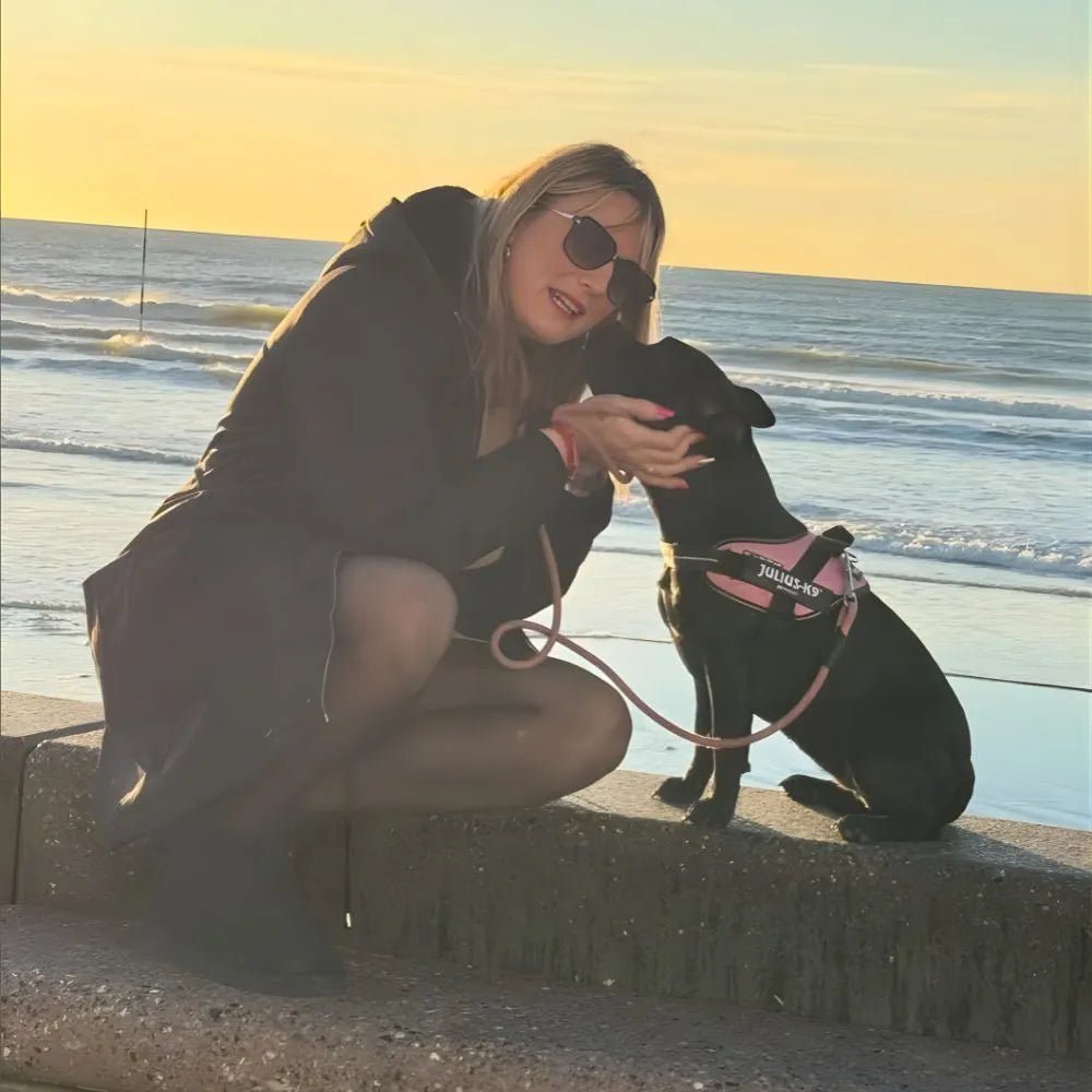 Loove Désir en extérieur sur la plage avec un chien, illustration de son univers lifestyle authentique.