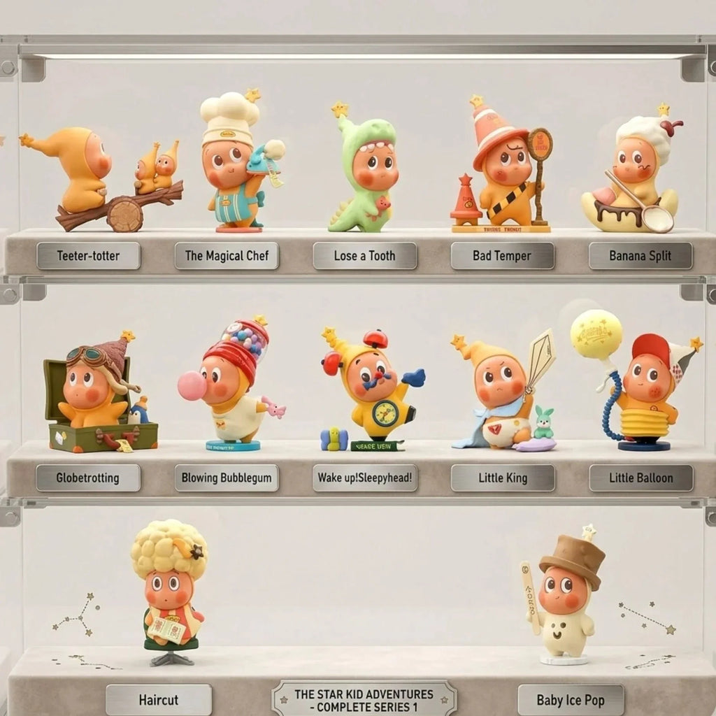 Une vitrine de collection transparente en acrylique à trois étagères contenant la collection 'The Star Kid Adventures - Complete Series 1'. Chaque étagère présente des figurines en vinyle distinctes avec des étiquettes individuelles en métal comme 'Teeter-totter', 'Globetrotting', et 'Little King'. L'étagère du milieu contient la figurine 'Little Balloon'. Les étagères sont éclairées par des lumières LED douces et intégrées. L'arrière-plan de la vitrine présente un motif de constellation subtil.